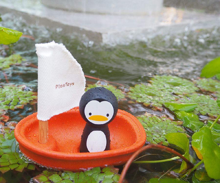 Sneeuwwitje Grote waanidee invoegen Badspeelgoed Plan Toys Sailing Boat Penguin | Water Play | Paradisio