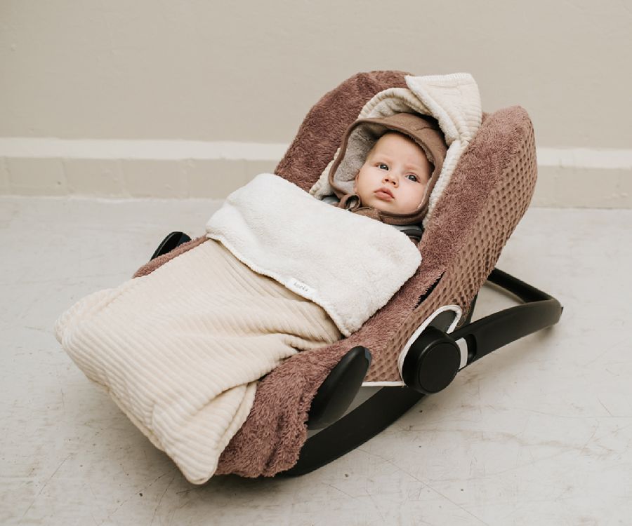Voetenzak Koeka, geschikt voor autostoel groep 0+ | Vik sand auto
