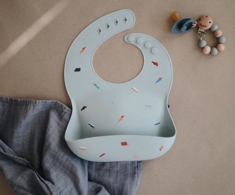 Slabbetje Mushie Silicone Bib