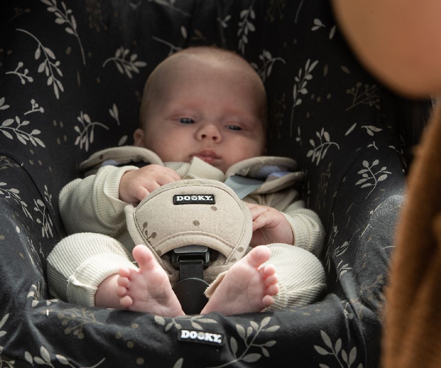 Autostoel hoes Dooky Seat Cover, geschikt voor Joie Baby/Nuna/Cybex/Maxi-Cosi/Joolz i-Snug 2/Pipa Next/Pipa Urbn/Cloud G i-Size/Cloud G i-Size Plus/Cloud T i-Size/Cloud T i-Size Plus/Cabriofix i-Size/Pebble 360 Pro2/Pebble 360/Pebble S/Joolz x MC Pebble 360 Pro2 | Romantic Leaves Black