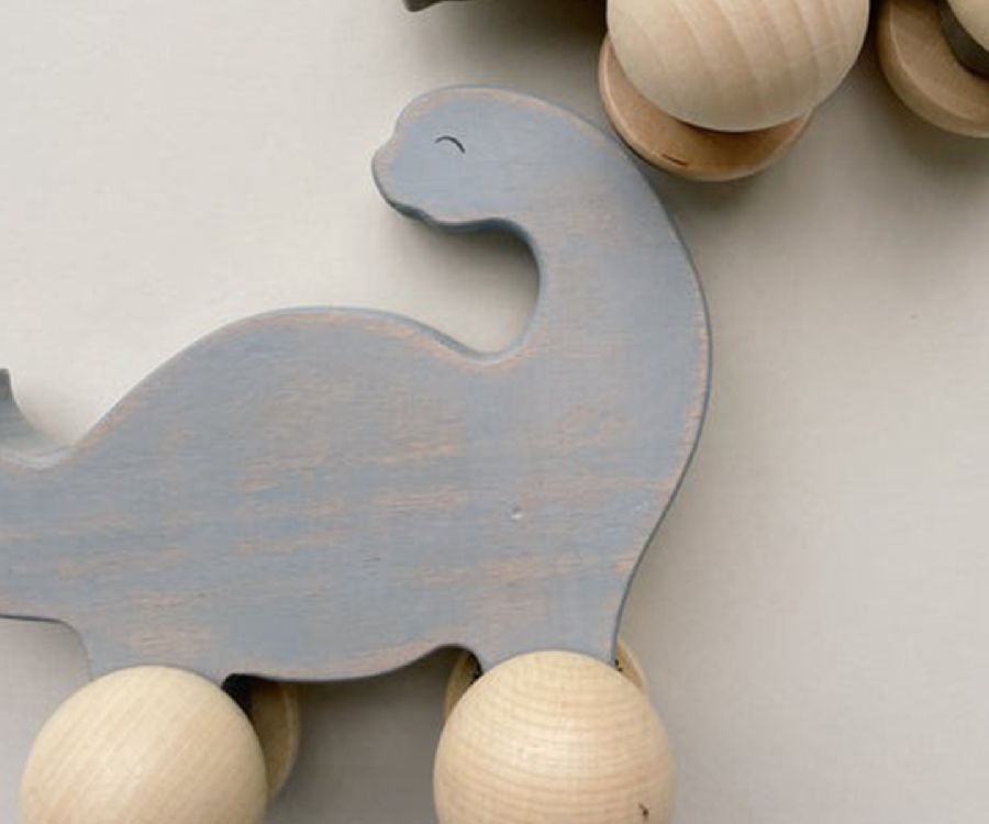 Duw- & trekfiguur Konges Slojd Rolling dino family