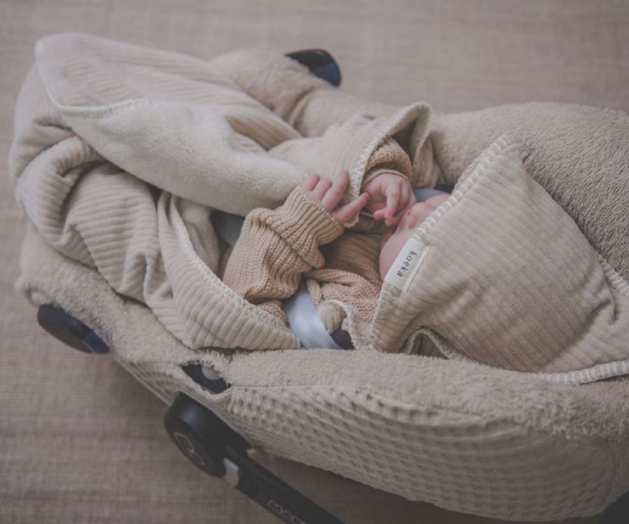 Autostoel hoes Koeka, geschikt voor Joie Baby/Nuna/Cybex/Maxi-Cosi/Joolz i-Snug 2/Pipa Next/Pipa Urbn/Cloud G i-Size/Cloud G i-Size Plus/Cloud T i-Size/Cloud T i-Size Plus/Cabriofix i-Size/Pebble 360 Pro2/Pebble 360/Pebble S/Joolz x MC Pebble 360 Pro2 | Antwerp sand auto