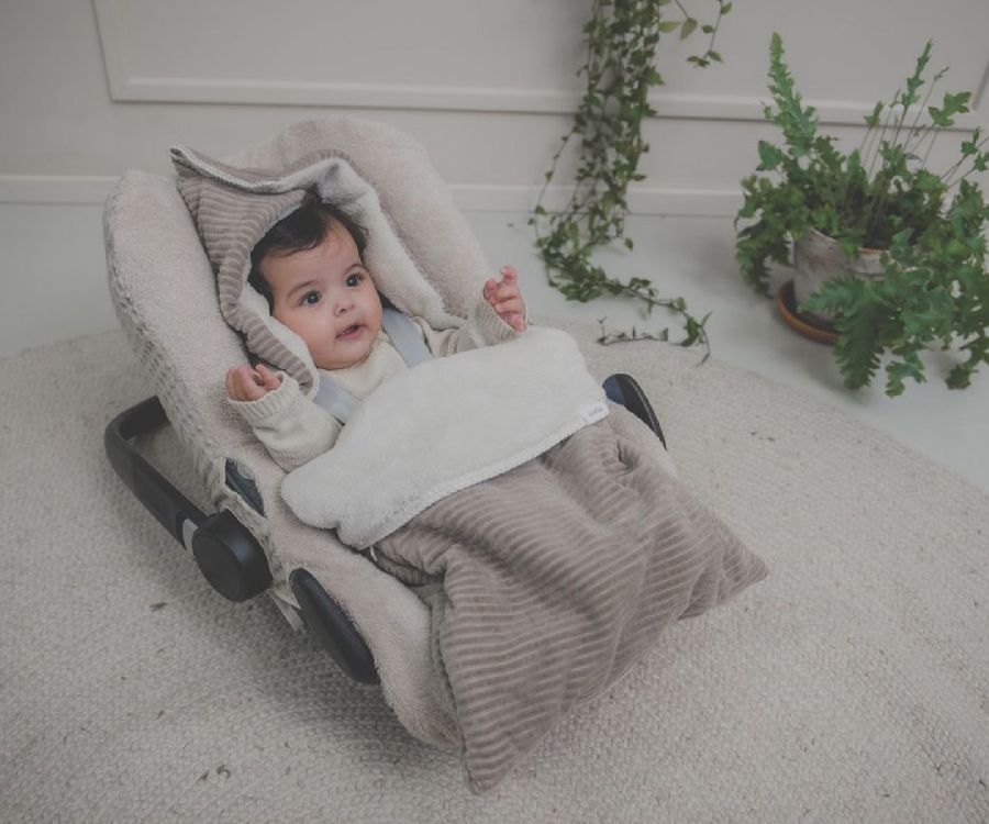 Voetenzak Koeka, geschikt voor autostoel groep 0+ | Vik clay auto