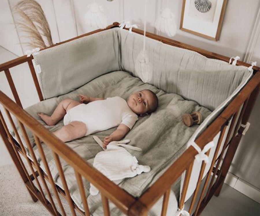 Tochtkussen Koeka Bedomrander/Boxomrander, geschikt voor babybed/park | Faro sage