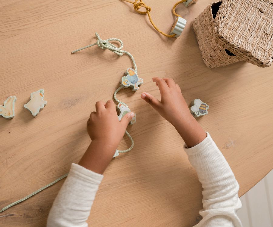 Educatief spel Little Dutch Lacing Beads | Little Farm
