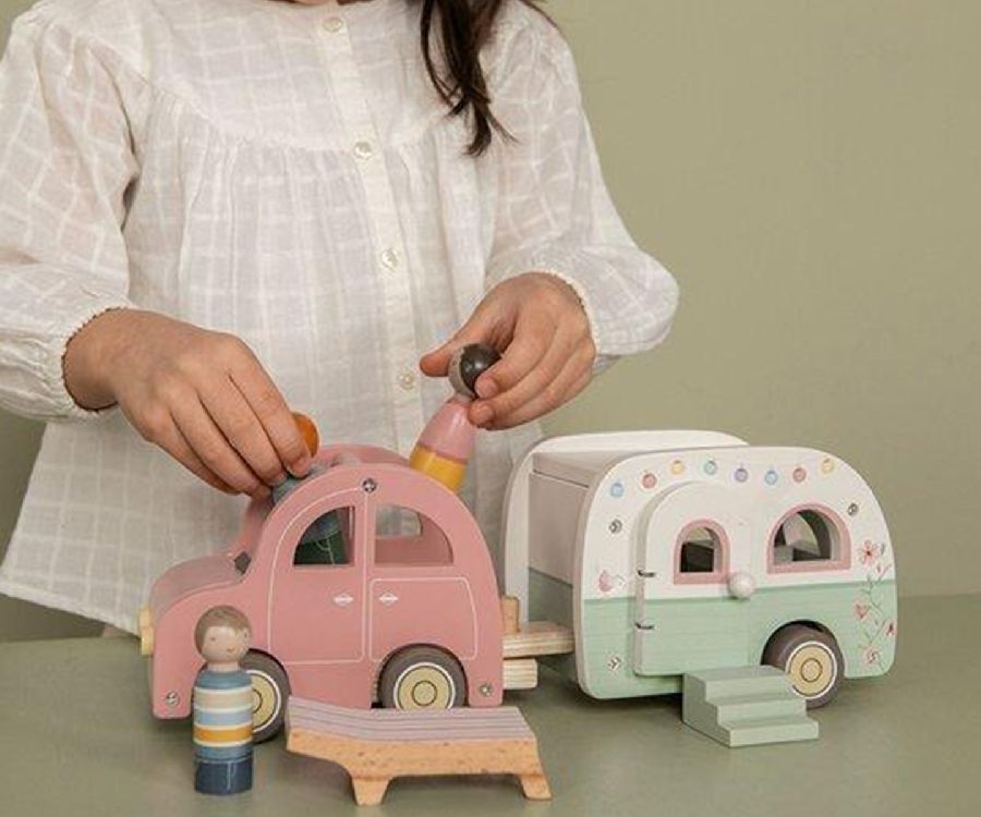 Poppenhuis & aanvulsets Little Dutch Auto met caravan