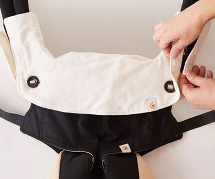 Slabbetje Ergobaby Drool bib, geschikt voor babybuidel Ergobaby Adapt Soft Flex Mesh/Adapt Soft Touch Cotton/Aerloom/Embrace/Embrace Soft Air Mesh/Omni Breeze/Omni Dream/Omni Deluxe Cotton/Omni Deluxe Linen/Omni Deluxe Mesh/Omni Classic Cotton/Omni Classic Mesh