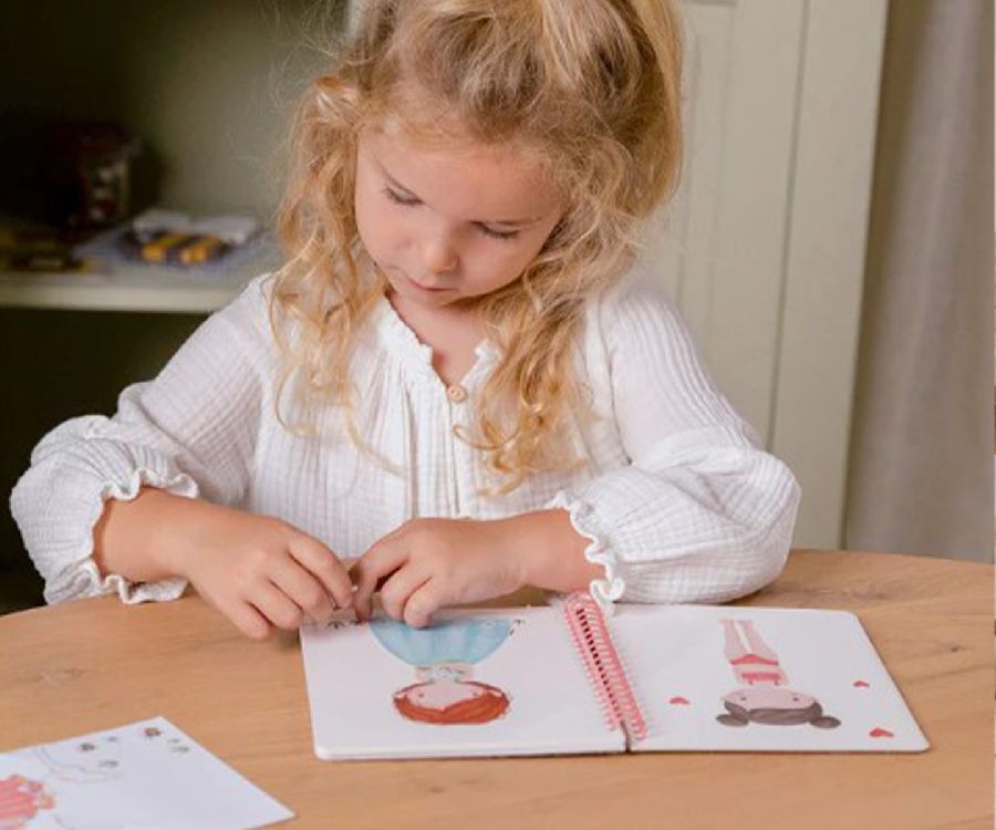 Stickerboek Little Dutch Dress me up book