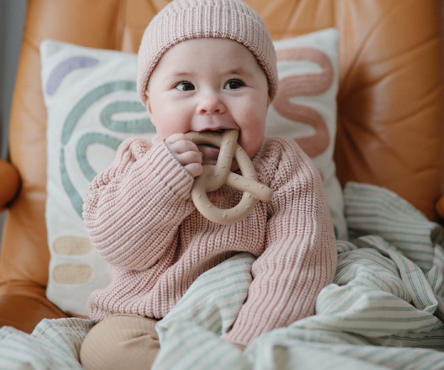 Bijtring Mushie Teether Pretzel