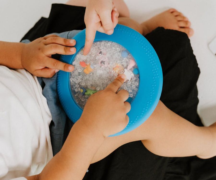 Gevulde fles & figuur Jellystone Designs Peekaboo Sensory Bag