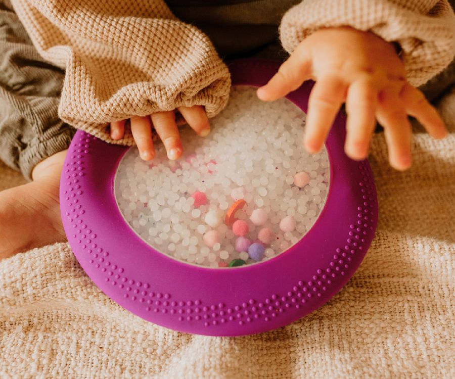 Gevulde fles & figuur Jellystone Designs Peekaboo Sensory Bag