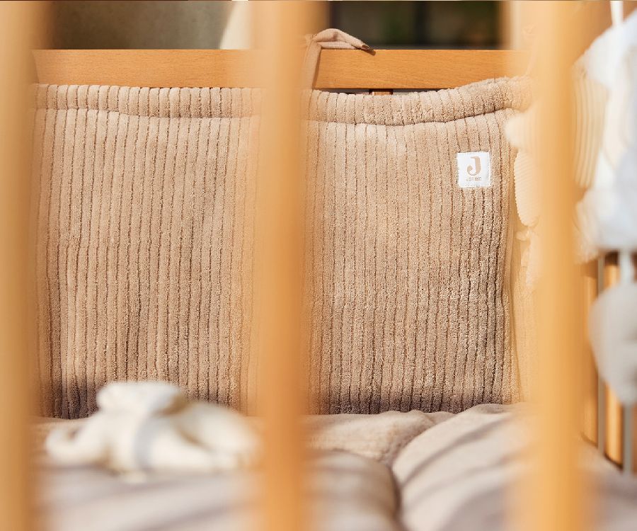 Tochtkussen Jollein Bedomrander/Boxomrander, geschikt voor babybed/park | Cloudy Rib milky coffee