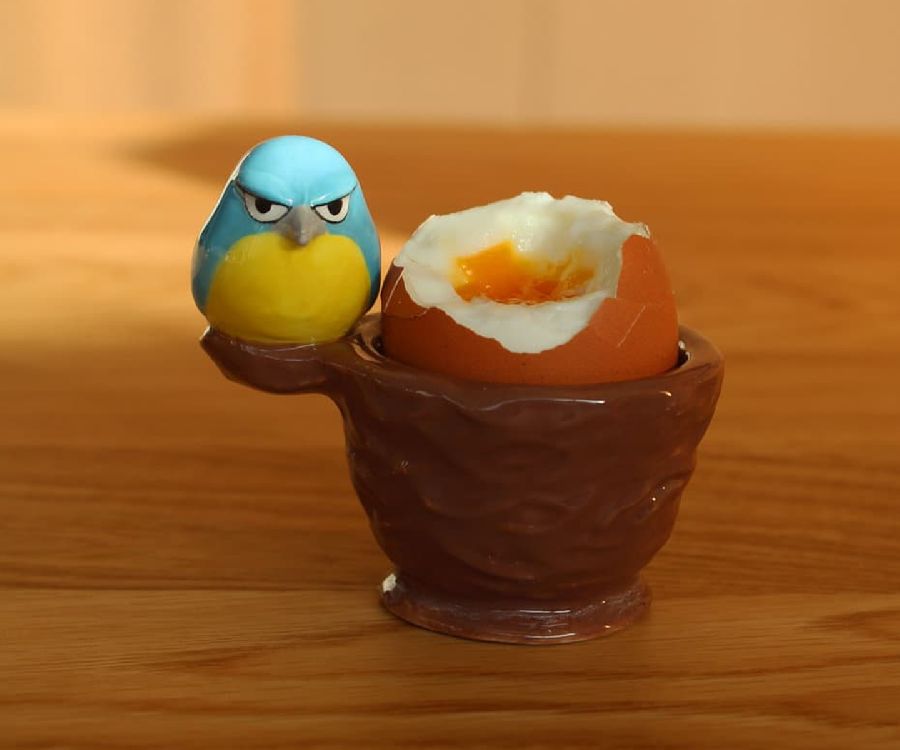 EIERDOPJE 1st, Egg Cup Grumpy Bird Boris, ceramic, bruin/blauw/geel, voor 1 gekookt eitje, 9.5x7x8.5cm, KEUKENGEREI