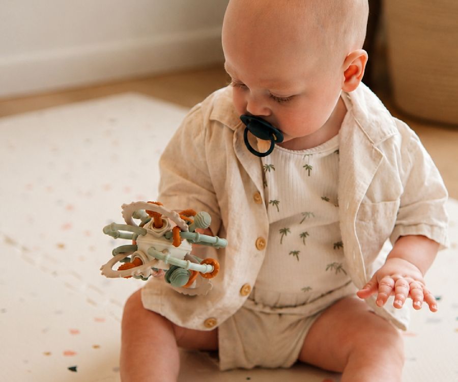 Activiteitenbal BoJungle Silicone Twist & Rattle Ball | grijpbal