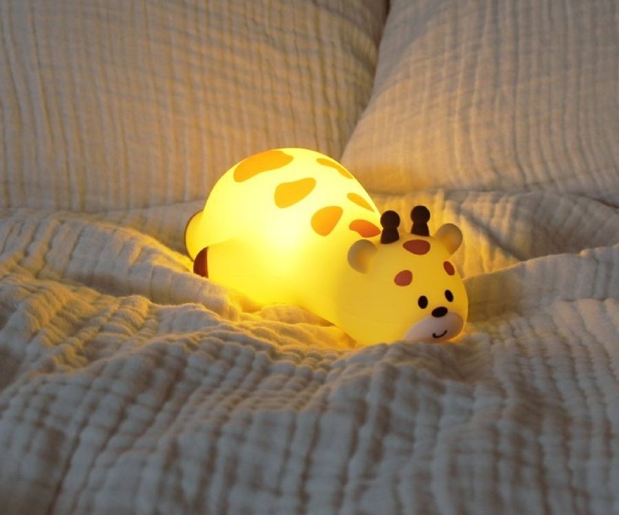 NACHTLAMP DRAADLOOS Silicone Nightlight Giraffe Gigi, geel/bruin, liggende giraf, siliconen